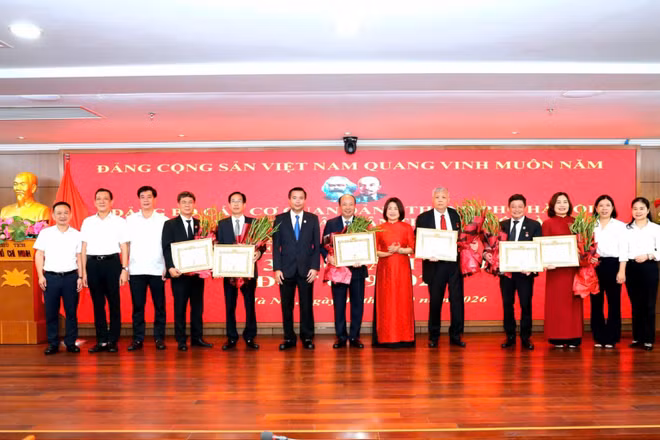 Các đồng chí được trao Huy hiệu 35 năm và 30 năm tuổi Đảng. (Ảnh: MH)