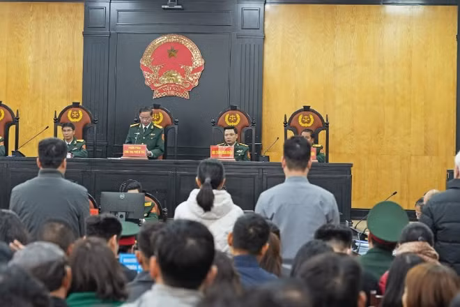 Hội đồng xét xử tuyên án.