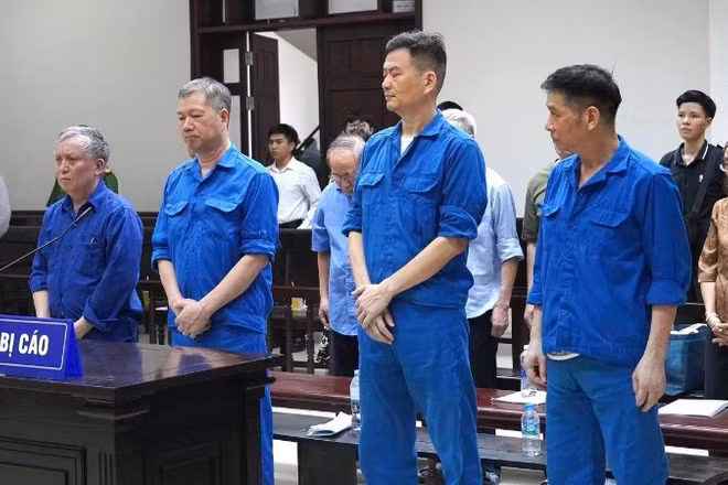 Các bị cáo tại phiên phúc thẩm.