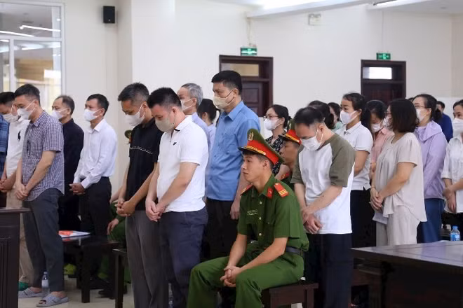Các bị cáo tại phiên toà phúc thẩm.