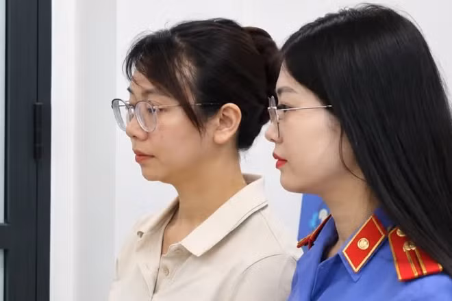 Bị can Lê Thị Hồng Nhung (áo trắng).