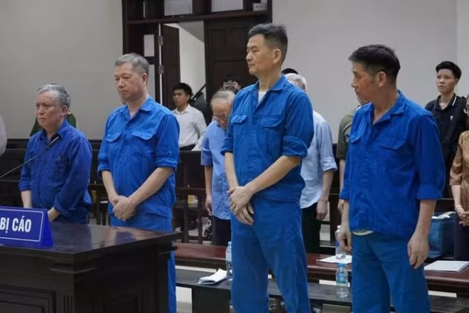 Các bị cáo tại phiên sơ thẩm.