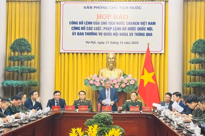 Đồng chí Cấn Đình Tài, Phó Chủ nhiệm Văn phòng Chủ tịch nước phát biểu tại cuộc họp báo.