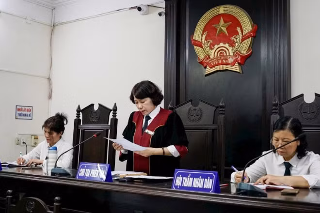Hội đồng xét xử tuyên án.