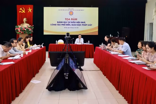 Toàn cảnh tọa đàm đánh giá thí điểm hiệu quả công tác phổ biến, giáo dục pháp luật.