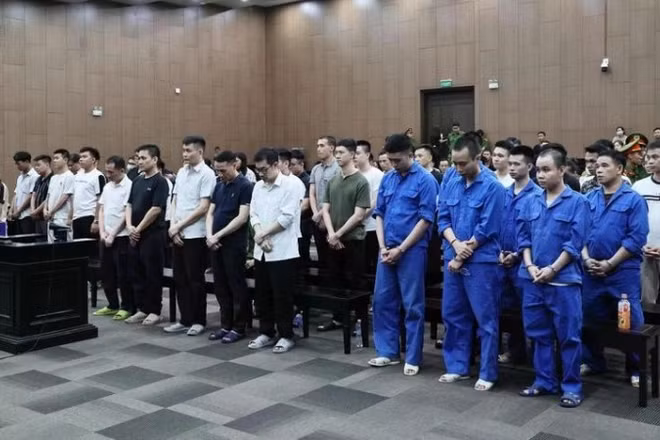 Các bị cáo nghe Hội đồng xét xử tuyên án.
