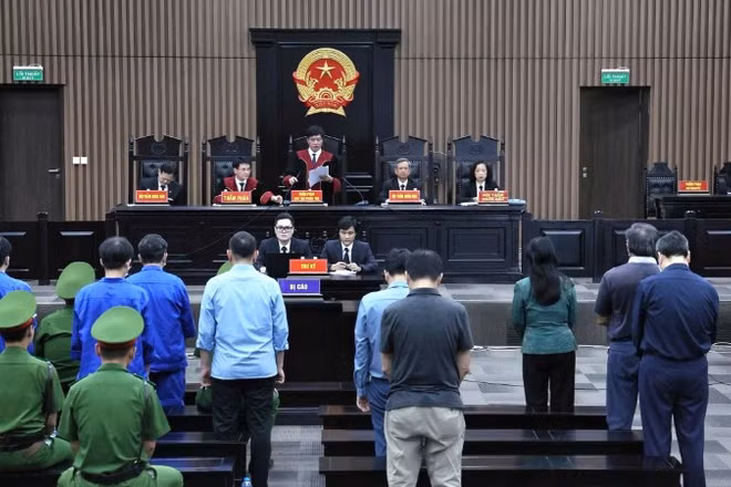 Hội đồng xét xử tuyên án.