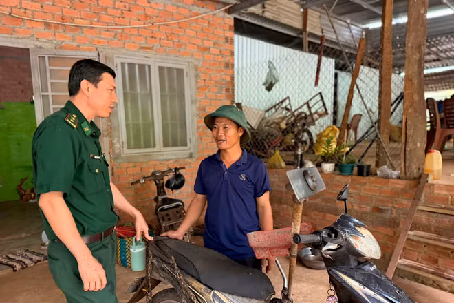 Anh Nguyễn Văn Hòa trò chuyện với cán bộ Đồn Biên phòng Lộc An (TP Đồng Nai) trước khi đi kiểm tra phát quang cột mốc.