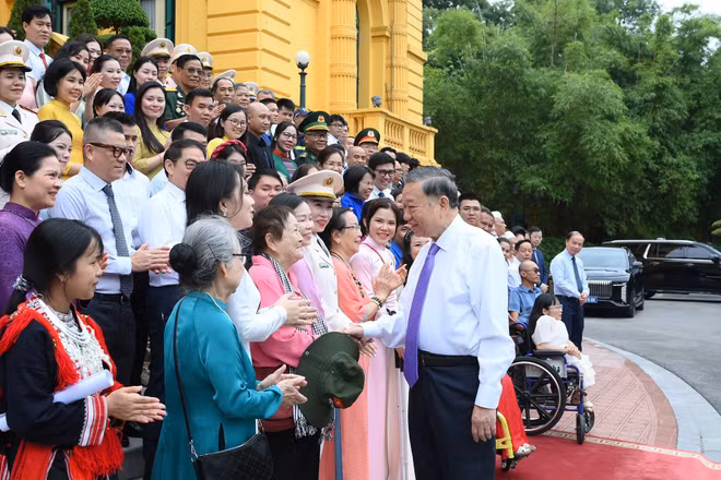 Tổng Bí thư, Chủ tịch nước Tô Lâm gặp mặt 100 đại biểu trong chương trình “Việc tử tế” của Đài Truyền hình Việt Nam. (Ảnh: ĐĂNG KHOA)