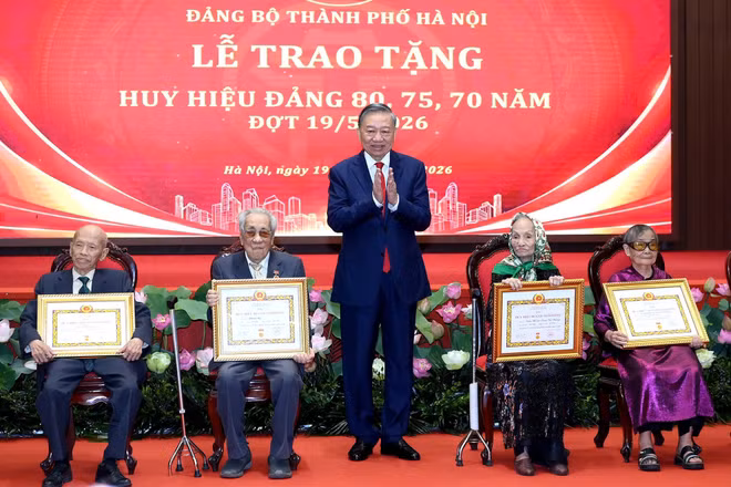 Tổng Bí thư, Chủ tịch nước Tô Lâm trao giấy chứng nhận cho các đảng viên lão thành được nhận Huy hiệu 80 năm tuổi Đảng. (Ảnh: ĐĂNG KHOA)
