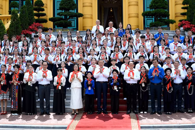Tổng Bí thư, Chủ tịch nước Tô Lâm với các đại biểu dự cuộc gặp mặt đội viên Đội Thiếu niên Tiền phong Hồ Chí Minh tiêu biểu. (Ảnh: ĐĂNG KHOA)