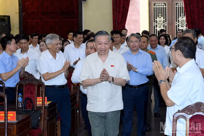 Tổng Bí thư, Chủ tịch nước Tô Lâm tiếp xúc cử tri các phường thuộc đơn vị bầu cử số 1, thành phố Hà Nội, trước Kỳ họp thứ hai, Quốc hội khóa XVI. (Ảnh: ĐĂNG KHOA)