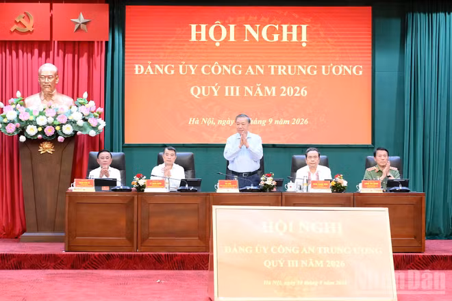 Tổng Bí thư, Chủ tịch nước Tô Lâm và các đồng chí Ủy viên Bộ Chính trị, Ủy viên Thường vụ Đảng ủy Công an Trung ương chủ trì Hội nghị. (Ảnh: ĐĂNG KHOA)