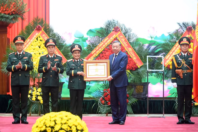 Tổng Bí thư Tô Lâm trao danh hiệu Anh hùng lực lượng vũ trang nhân dân tặng Tổng cục Hậu cần-Kỹ thuật (Bộ Quốc phòng). (Ảnh: ĐĂNG KHOA)