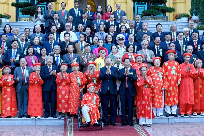 Tổng Bí thư, Chủ tịch nước Tô Lâm với các đại biểu tham dự gặp mặt 85 đại biểu người cao tuổi tiêu biểu. (Ảnh: ĐĂNG KHOA)