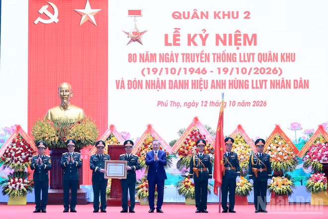 Tổng Bí thư, Chủ tịch nước Tô Lâm trao Danh hiệu Anh hùng Lực lượng vũ trang nhân dân tặng Bộ Tư lệnh Quân khu 2. (Ảnh: ĐĂNG KHOA)
