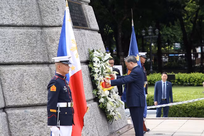 Tổng Bí thư, Chủ tịch nước Tô Lâm dâng hoa tại Đài tưởng niệm Jose Rizal.