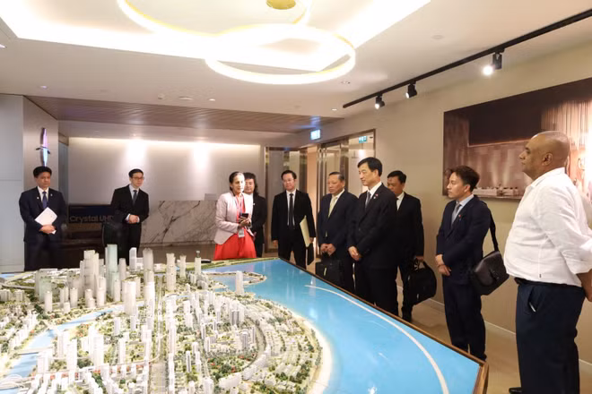 Trưởng ban Tổ chức Trung ương Nguyễn Duy Ngọc nghe giới thiệu mô hình Thành phố cảng thông minh Colombo Port City. (Ảnh: PHẠM KIÊN)