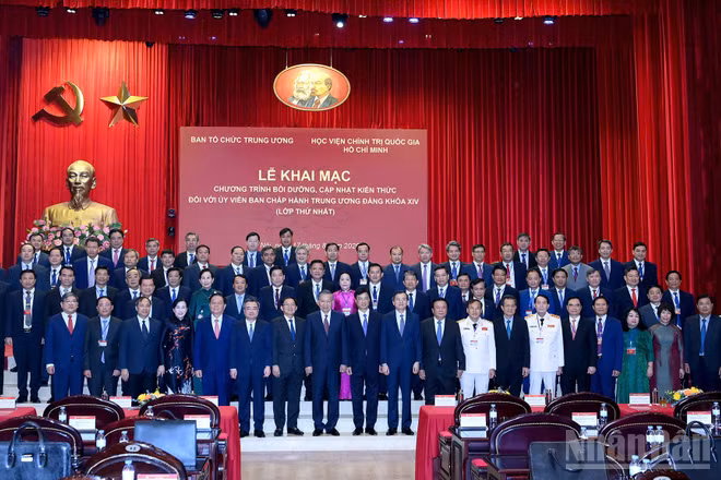Tổng Bí thư, Chủ tịch nước Tô Lâm và các đồng chí lãnh đạo Đảng, Nhà nước với cán bộ, học viên Lớp thứ nhất. (Ảnh: ĐĂNG KHOA)
