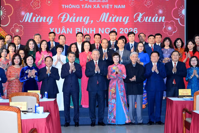 Tổng Bí thư Tô Lâm và các đồng chí lãnh đạo Đảng, Nhà nước với cán bộ, phóng viên, biên tập viên, người lao động Thông tấn xã Việt Nam. (Ảnh: ĐĂNG KHOA)