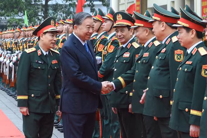 Tổng Bí thư Tô Lâm với lãnh đạo Bộ Quốc phòng và Học viện Kỹ thuật Quân sự. (Ảnh: ĐĂNG KHOA)