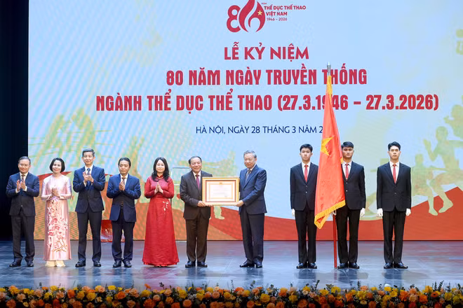 Tổng Bí thư Tô Lâm trao Huân chương Lao động Hạng nhất tặng Cục Thể dục Thể thao Việt Nam (Bộ Văn hoá, Thể thao và Du lịch). (Ảnh: ĐĂNG KHOA)