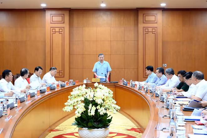 Tổng Bí thư, Chủ tịch nước Tô Lâm chủ trì cuộc làm việc với các cơ quan liên quan về phát triển công nghiệp hàng hải. (Ảnh: ĐĂNG KHOA)