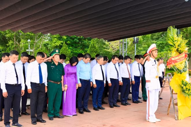 Đoàn đại biểu thành phố Hà Nội thành kính dâng hương tưởng niệm tại Thành cổ Quảng Trị. (Ảnh: Thái Quang)
