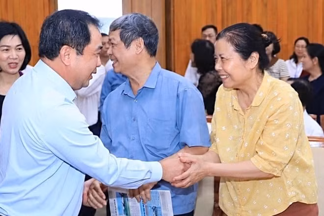 Bí thư Thành ủy Hà Nội Trần Đức Thắng thăm hỏi, trò chuyện với các cử tri. 