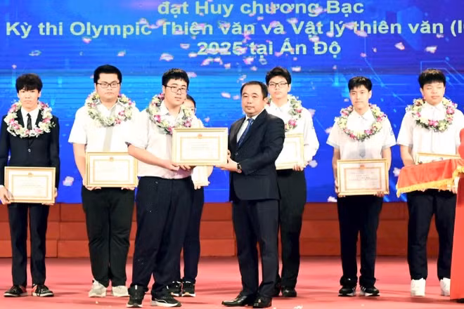 Bí thư Thành ủy Hà Nội Trần Đức Thắng trao thưởng cho học sinh có thành tích xuất sắc.