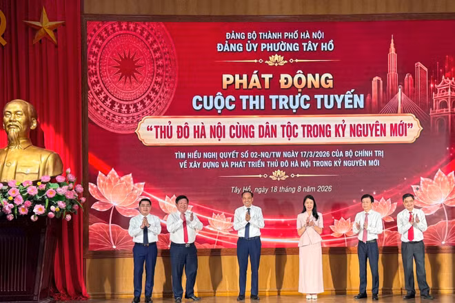 Các đại biểu phát động cuộc thi trực tuyến “Thủ đô Hà Nội cùng dân tộc trong kỷ nguyên mới”. (Ảnh: NGỌC TÚ)