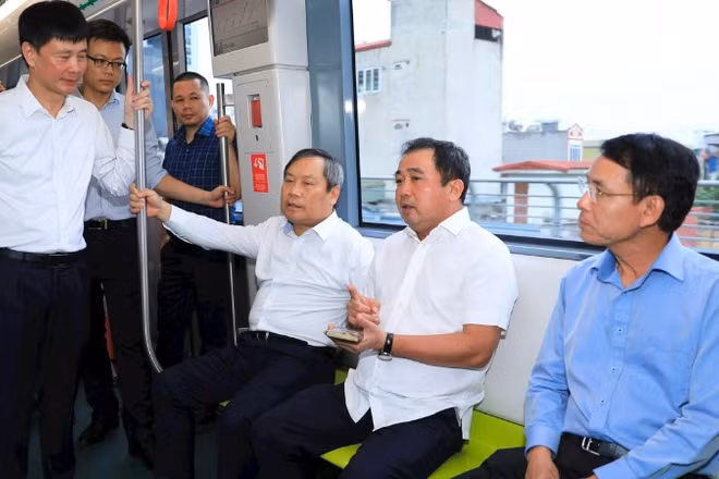Bí thư Thành ủy, Chủ tịch Ủy ban nhân dân thành phố Hà Nội trải nghiệm tàu điện trên cao đoạn Nhổn-Kim Mã.