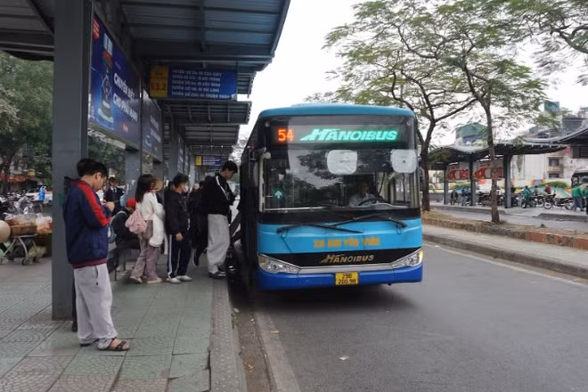 Tổng công ty Vận tải Hà Nội tăng cường dự phòng hàng chục xe buýt để phục vụ nhân dân.