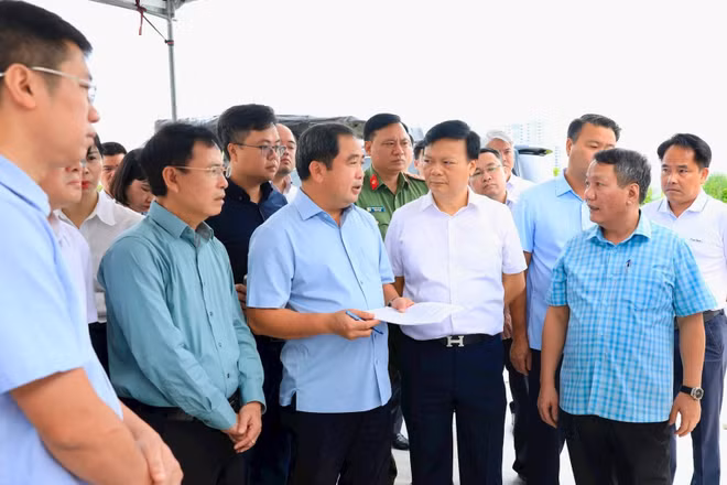 Đồng chí Trần Đức Thắng kiểm tra dự án Xây dựng tuyến đường kết nối đường Pháp Vân-Cầu Giẽ với đường Vành đai 3. (Ảnh: Thái Quang).
