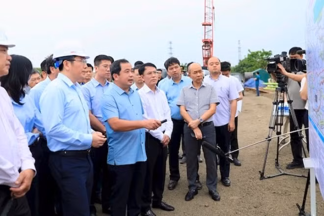 Bí thư Thành ủy Hà Nội Trần Đức Thắng kiểm tra thực địa tại cầu Mễ Sở. (Ảnh: QUANG THÁI)