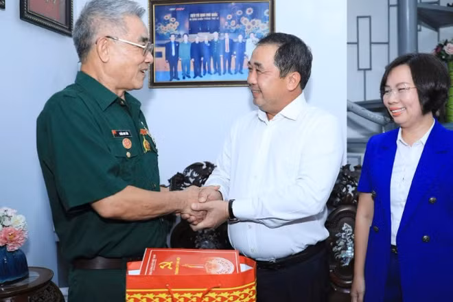 Bí thư Thành ủy Hà Nội Trần Đức Thắng thăm hỏi, chúc sức khỏe thương binh Trần Huy Tắn.