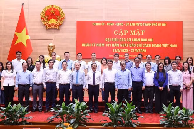 Lãnh đạo thành phố Hà Nội chụp ảnh lưu niệm với đại diện các cơ quan báo chí. 