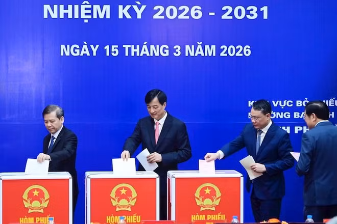 Bí thư Thành ủy Hà Nội Nguyễn Duy Ngọc thực hiện bỏ phiếu. 