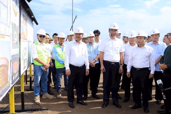 Chủ tịch Ủy ban nhân dân thành phố Hà Nội Vũ Đại Thắng kiểm tra tiến độ dự án đầu tư xây dựng Khu đô thị thể thao Olympic.