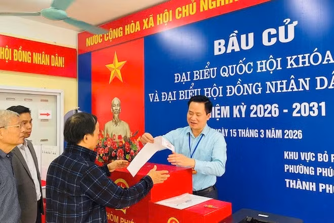 Lãnh đạo phường Phúc Lợi kiểm tra cơ sở vật chất tại các khu vực bỏ phiếu trên địa bàn. 