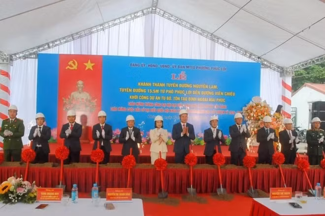Các đại biểu thực hiện nghi thức khởi công dự án "Tu bổ, tôn tạo di tích lịch sử đình Ngoài Mai Phúc".