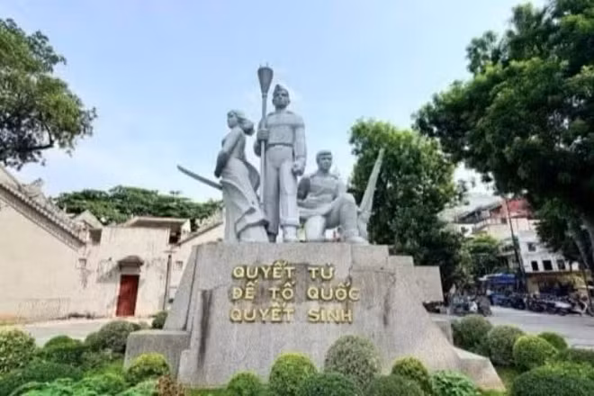 Tượng đài “Quyết tử để Tổ quốc quyết sinh". (Ảnh: Ban Quản lý di tích và danh thắng Hà Nội)