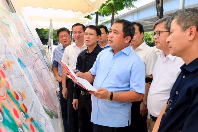 Lãnh đạo Thành ủy Hà Nội kiểm tra dự án đường Tây Thăng Long tại phường Đông Ngạc. (Ảnh: Quang Thái).
