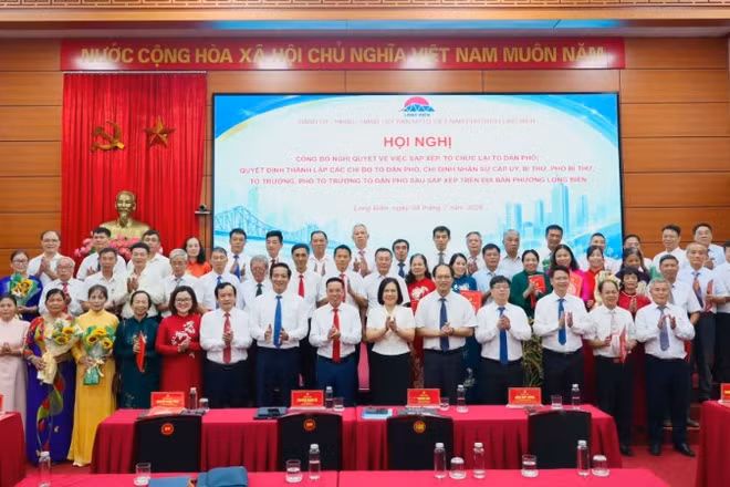 Lãnh đạo phường Long Biên chúc mừng nhân sự mới của các tổ dân phố sau sắp xếp.