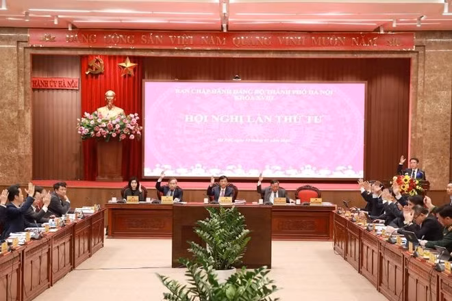 Các đại biểu biểu quyết thông qua chương trình Hội nghị.