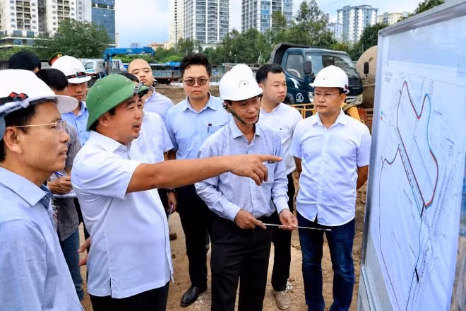 Bí thư Thành ủy Hà Nội Trần Đức Thắng kiểm tra tiến độ dự án hồ đầu mối Mễ Trì (hồ Đồng Bông 2).
