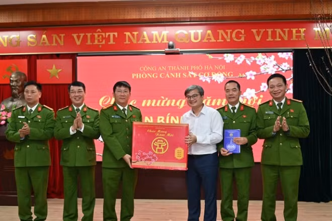 Lãnh đạo Ủy ban nhân dân thành phố Hà Nội tặng quà Tết cho cán bộ, chiến sĩ Phòng Cảnh sát cơ động (Công an thành phố Hà Nội). (Ảnh: PHÚ KHÁNH)