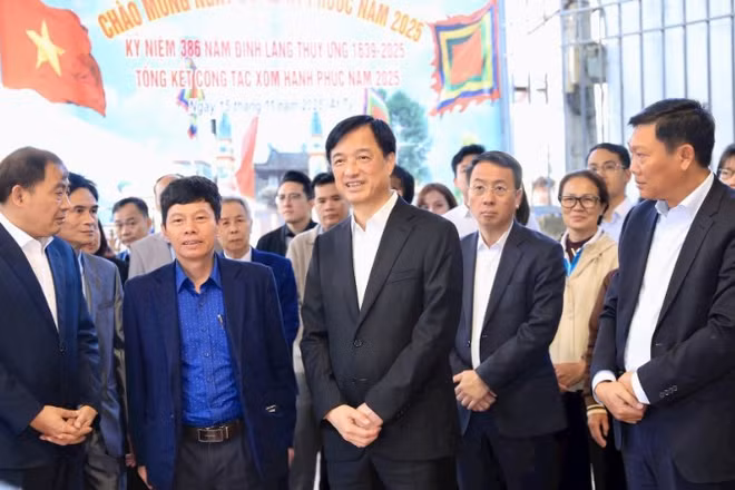 Bí thư Thành ủy Hà Nội Nguyễn Duy Ngọc kiểm tra công tác chuẩn bị bầu cử tại thôn Thụy Ứng, xã Thường Tín. (ảnh: Quang Thái).