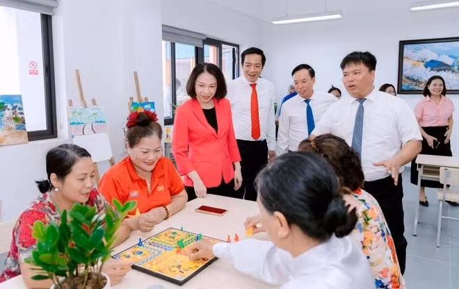Lãnh đạo thành phố Hà Nội tham quan mô hình chăm sóc sức khỏe người cao tuổi tại phường Long Biên.