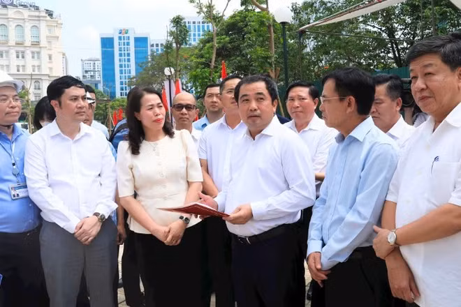 Đồng chí Trần Đức Thắng kiểm tra dự án nhà tái định cư N01, khu đô thị mới Cầu Giấy. (Ảnh: QUANG THÁI)